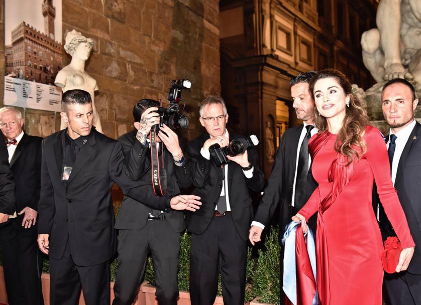 La regina di Giordania Rania, star della serata fiorentina, interamente vestita di rosso